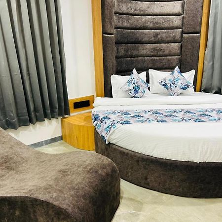 Hotel M Grand Ahmedabad Ngoại thất bức ảnh