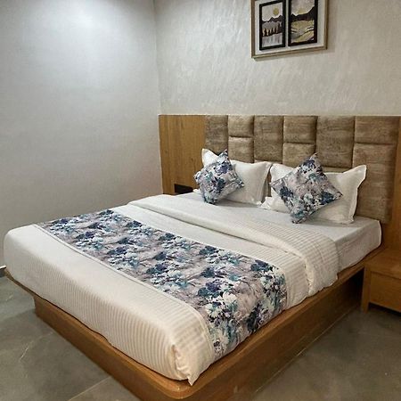 Hotel M Grand Ahmedabad Ngoại thất bức ảnh