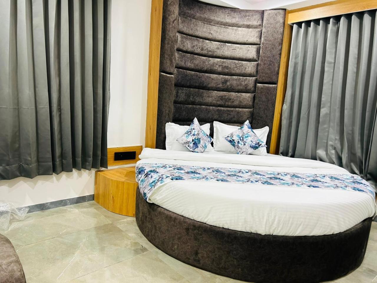 Hotel M Grand Ahmedabad Ngoại thất bức ảnh