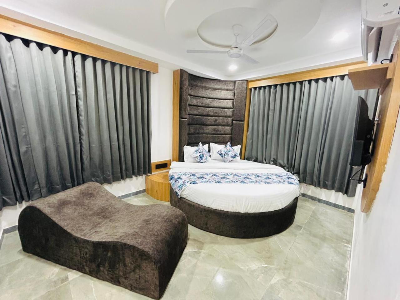 Hotel M Grand Ahmedabad Ngoại thất bức ảnh