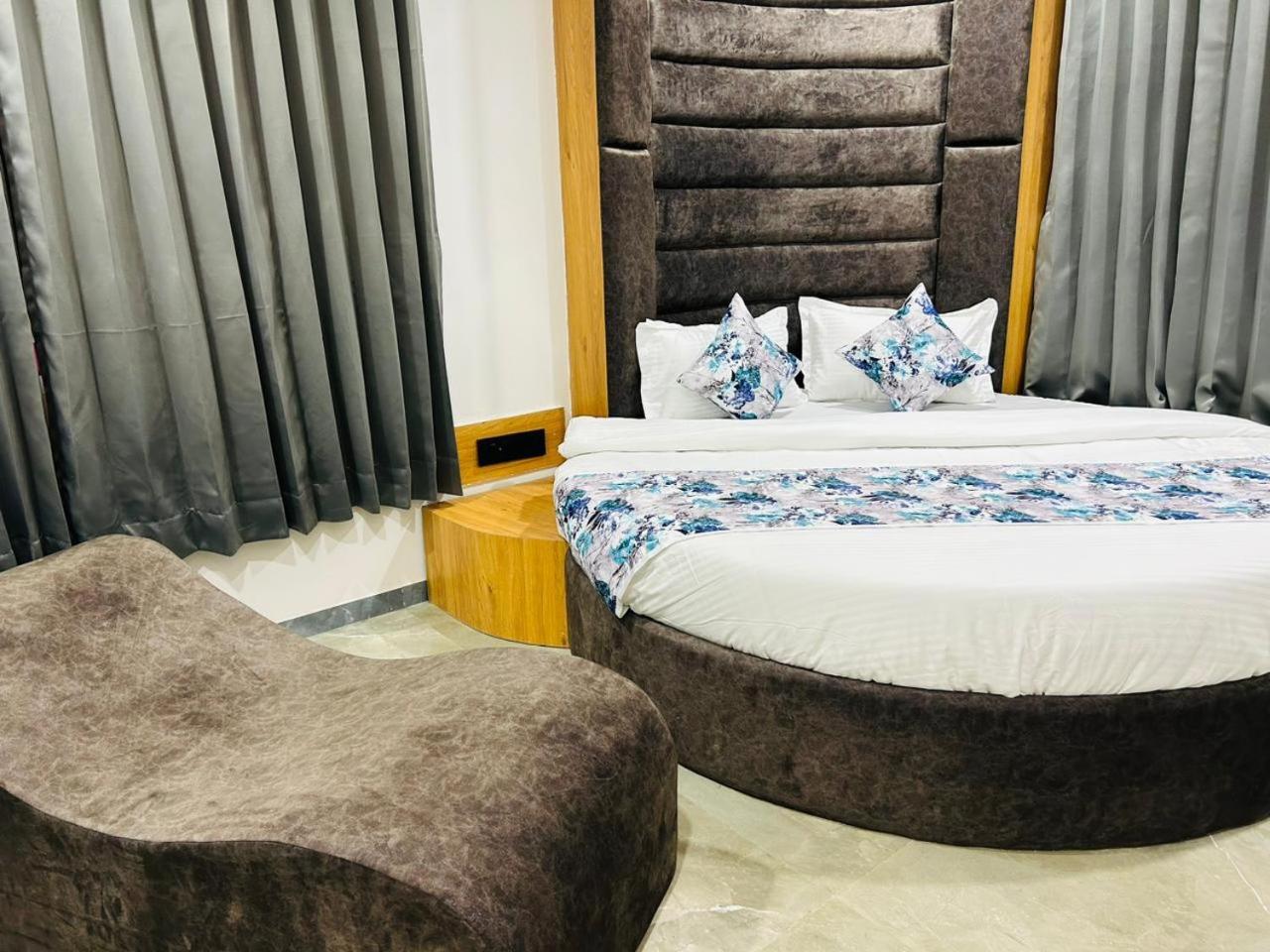 Hotel M Grand Ahmedabad Ngoại thất bức ảnh