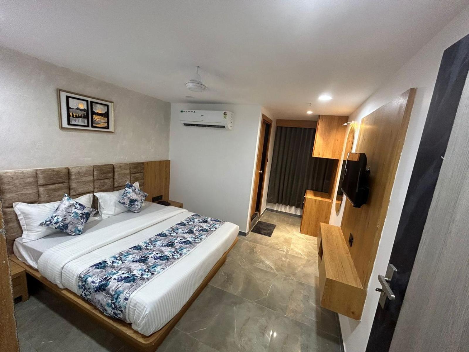 Hotel M Grand Ahmedabad Ngoại thất bức ảnh