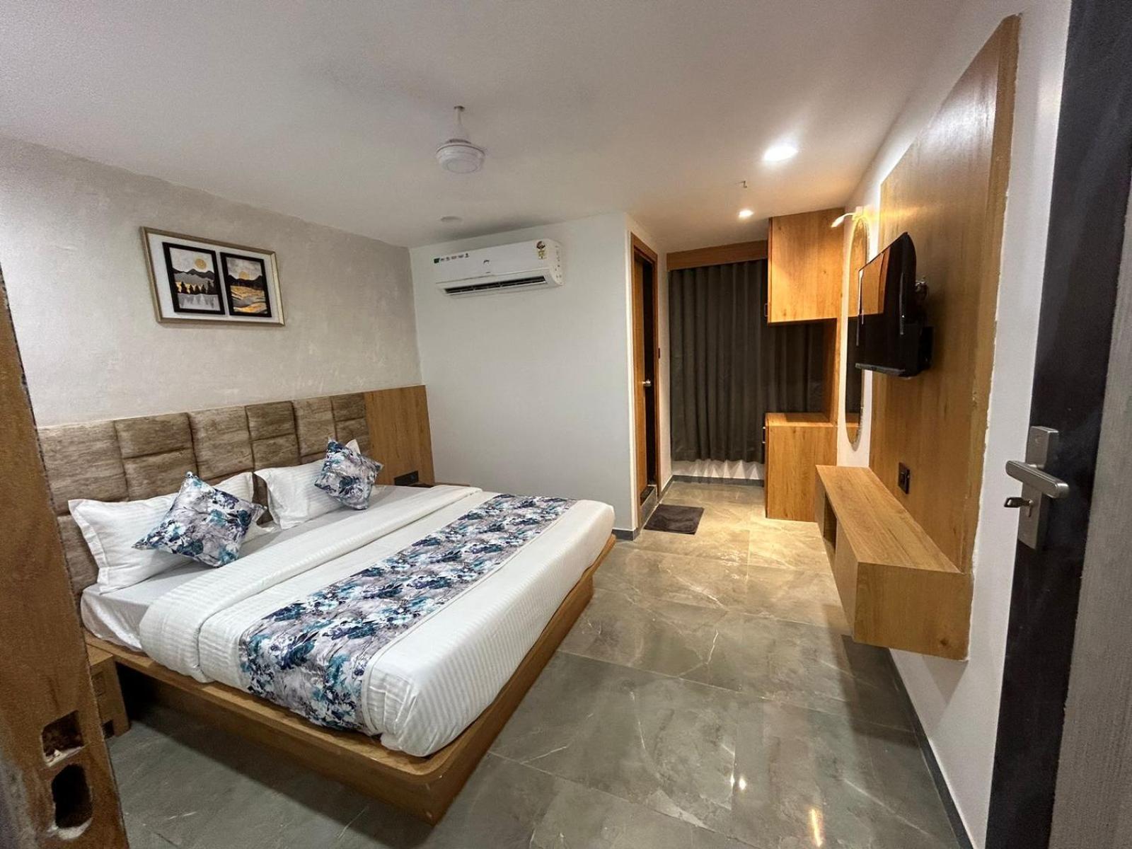 Hotel M Grand Ahmedabad Ngoại thất bức ảnh