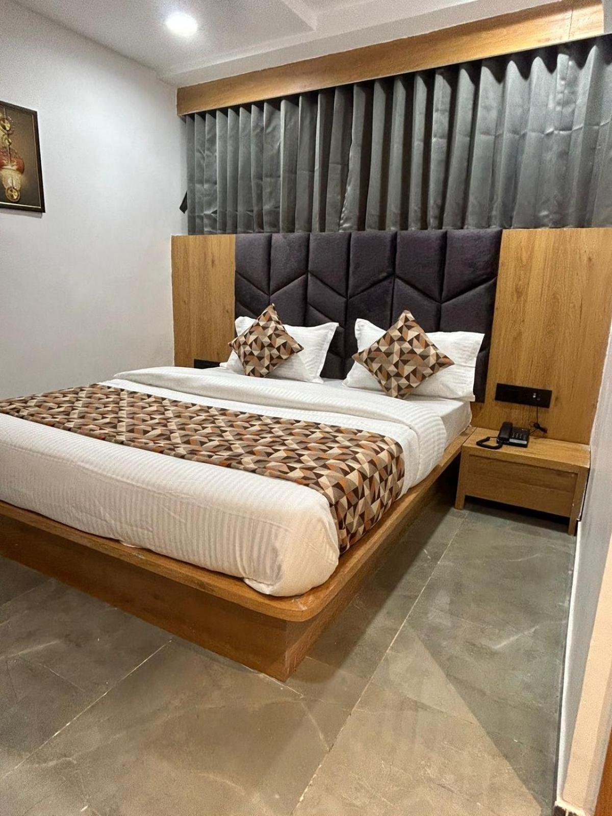 Hotel M Grand Ahmedabad Ngoại thất bức ảnh