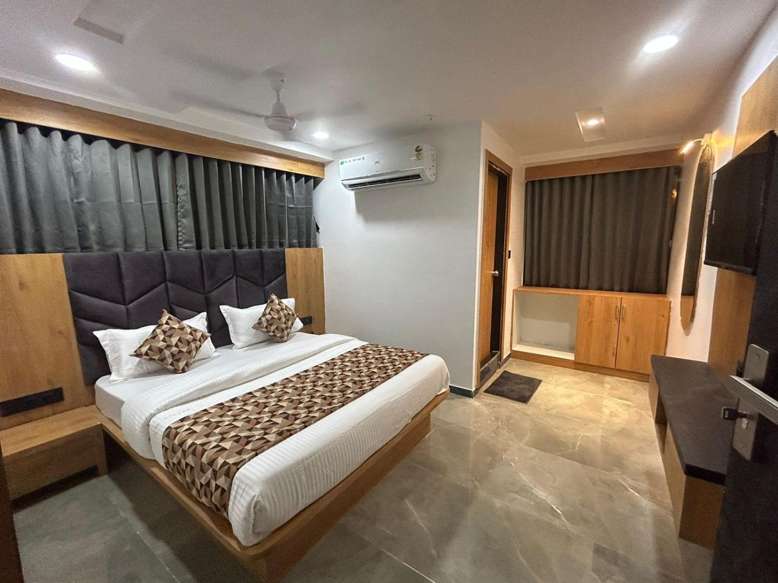 Hotel M Grand Ahmedabad Ngoại thất bức ảnh