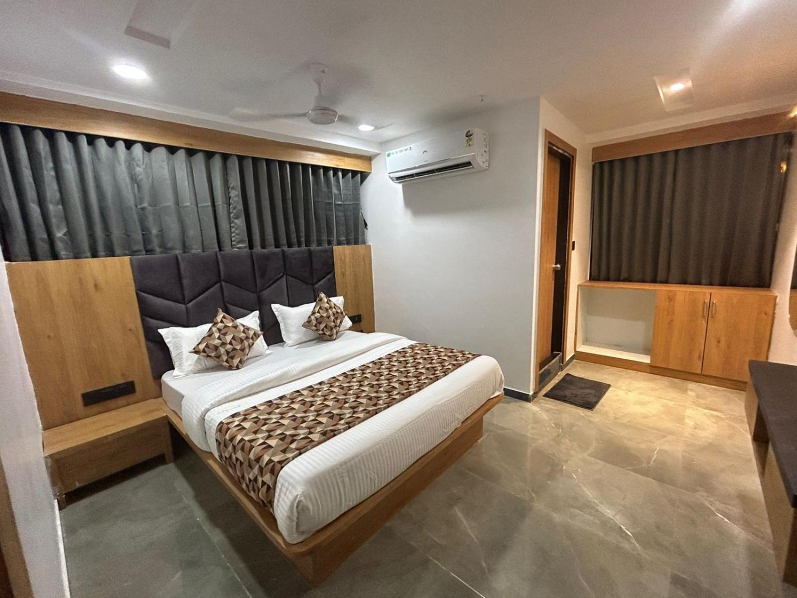 Hotel M Grand Ahmedabad Ngoại thất bức ảnh