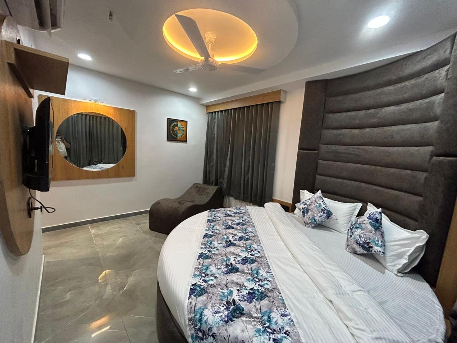 Hotel M Grand Ahmedabad Ngoại thất bức ảnh